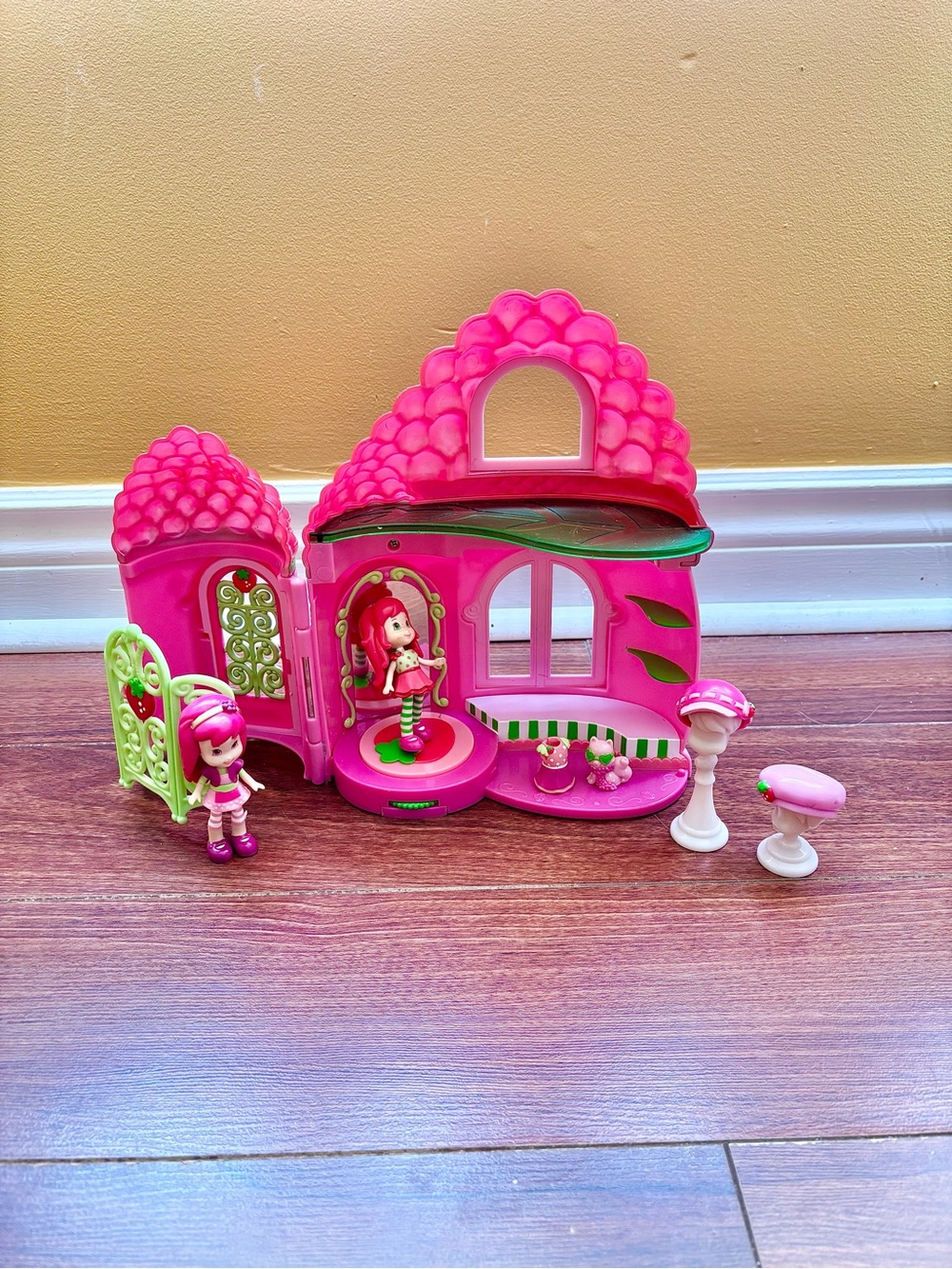 Strawberry Shortcake Raspberry’s Boutique Playset Hasbro